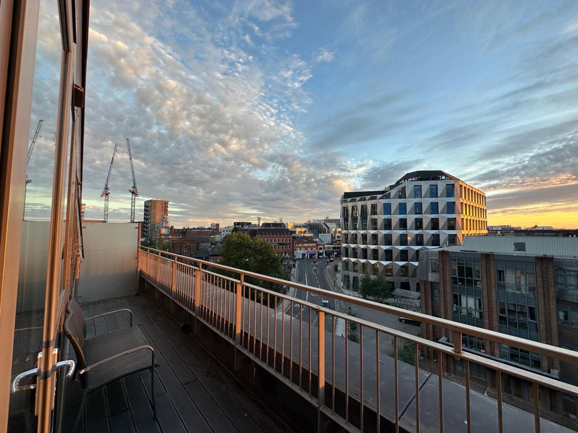 Spacious 2 Bedroom Penthouse Retreat Londen Buitenkant foto